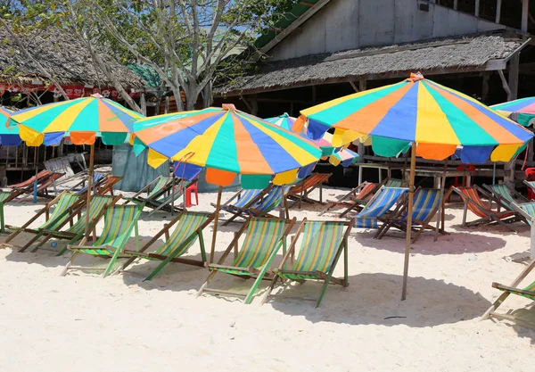 Sillas de playa vacías y sombrillas de colores en la isla de Khai nai — Foto de Stock