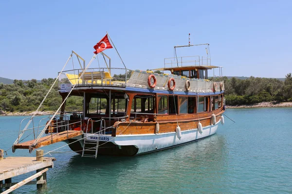 Τουρκική ξύλινη βάρκα περιοδεία αγκυροβολημένο στην προβλήτα του νησιού Κλεοπάτρα — Φωτογραφία Αρχείου