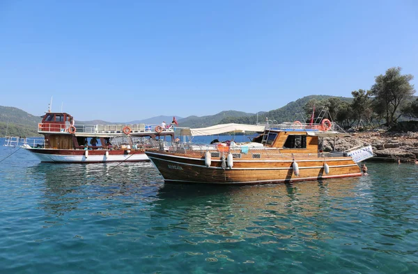Turkse houten Tour boten aangemeerd bij Cleopatra eiland — Stockfoto