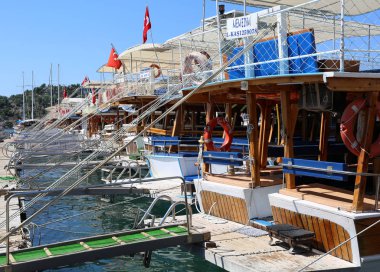 Finike Marina adlı Türk ahşap tur tekneleri demirledi