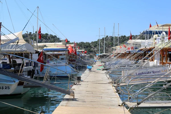Turco barcos turísticos de madeira ancorados em Finike Marina — Fotografia de Stock