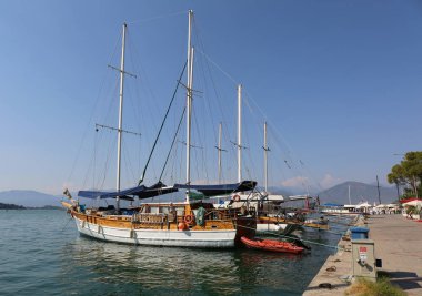 Türk ahşap tur tekneleri Fethiye limanına demirledi