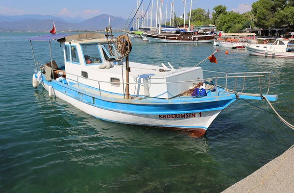 Türkisches Fischerboot legt im Hafen von Fethiye an — Stockfoto