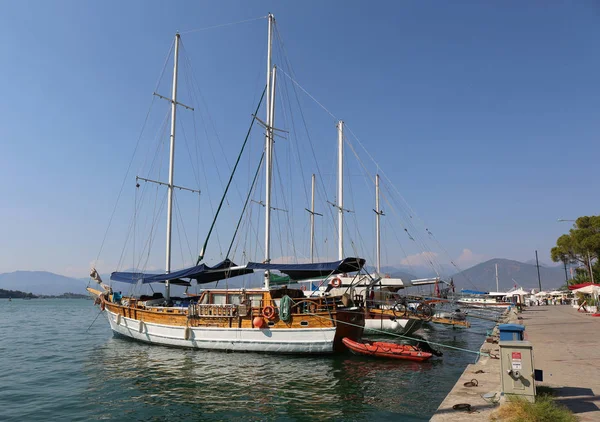 Türkische Ausflugsboote aus Holz legen im Hafen von Fethiye an — Stockfoto