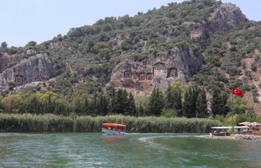 Tur tekne ve Likya kaya mezarları Dalyan'da