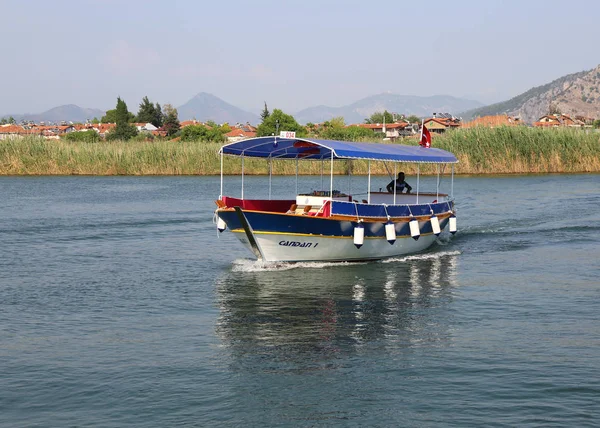 Tour Barche in viaggio per la spiaggia di Iztuzu prendere i suoi clienti — Foto Stock