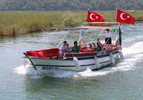 Tour Barca con turisti che viaggiano alla spiaggia di Iztuzu — Foto Stock