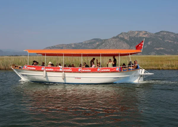Okružní loď s turisty, kteří cestují na pláž Iztuzu — Stock fotografie