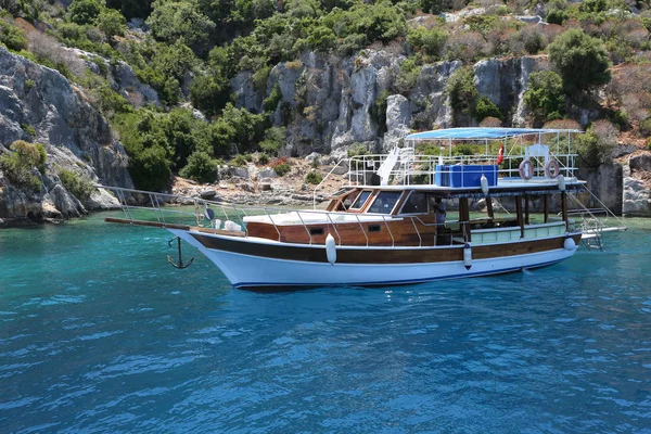Yacht turco in legno attraccato a Kekova — Foto Stock