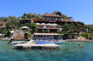 Antik Simena Köyü evleri, restoranlar ve Simena Kalesi