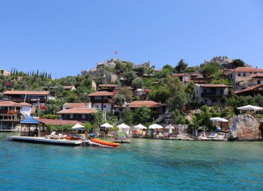 Antik Simena Köyü evleri, restoranlar ve Simena Kalesi