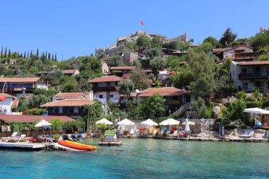 Antik Simena Köyü evleri, restoranlar ve Simena Kalesi