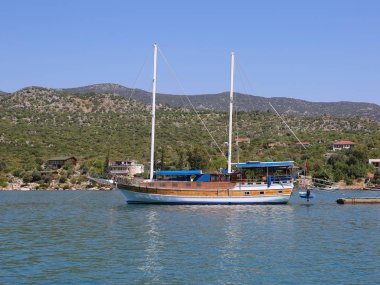 Türk ahşap yat Finike limanına demirledi