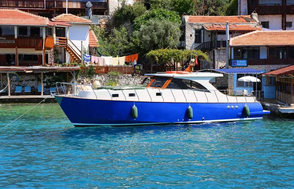 Antik Simena Köyü evleri ve mavi ile