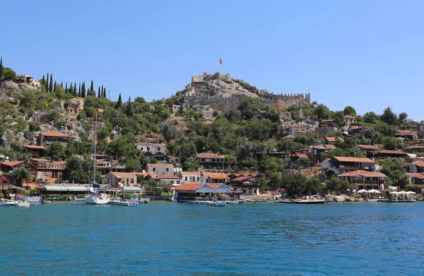 Antik Simena Köyü evleri, restoranlar ve Simena Kalesi