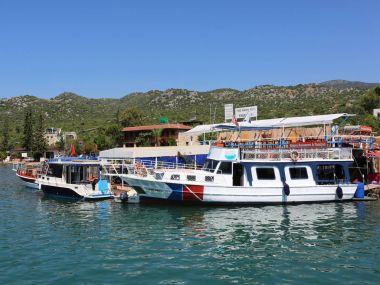 Türk tur tekneleri Finike limanına demirledi