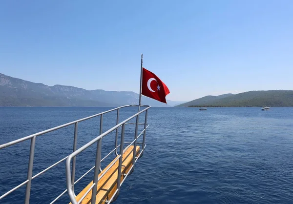 Türkische Flagge des Ausflugsschiffes — Stockfoto