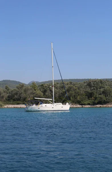 Barco blanco atracado en la bahía de Gokova —  Fotos de Stock