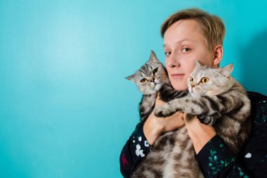 İskoç kedileri olan tişörtlü adam.