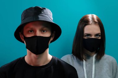 Siyah tıbbi maskeli, şık bir çift genç adam.