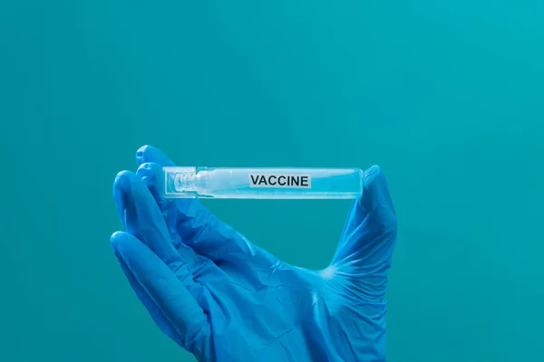 Une Main Gantée Tient Une Fiole Vaccin Isolée Près Espace — Photo