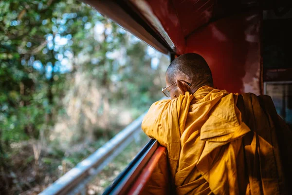 Monk penceresine bakarak