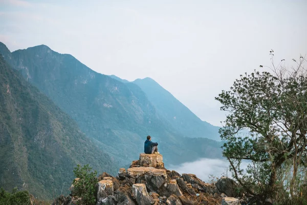 Wilder mann in nong khiaw — Stockfoto