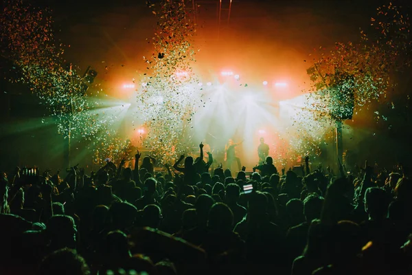 Folle di persone che ballano ad un festival — Foto Stock