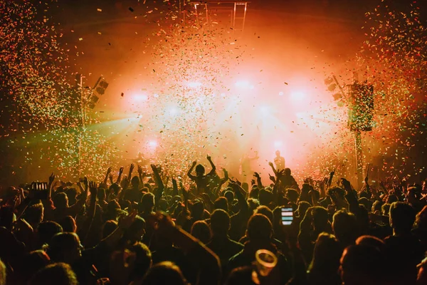 Bir festivalde dans insan kalabalığı