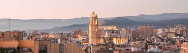 Reus, Katalonya, İspanya şehrin gece manzarası