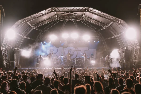 Mucha gente en un espectáculo de música de vida — Foto de Stock