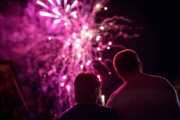 Güzel çift inanılmaz havai fişek izlerken