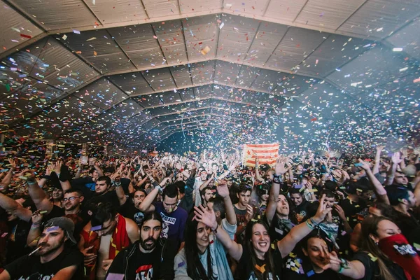 Konfeti bir sürü konserde dans insan kalabalığı