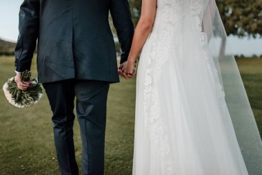 Tema, eller yeni evliler alanını tutan genç çift düğün