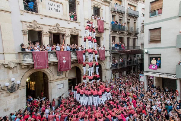 Valls, İspanya. Ağustos 2017: Castells performans, geleneksel olarak festivaller Catalonia içinde yerleşik bir insan kule bir castell var. Bu aynı zamanda Unesco somut olmayan kültürel miras insanlık üzerinde olduğunu