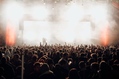 2019 yazında İspanya 'nın Barselona şehrinde bir müzik fuarında bir kalabalık toplandı.