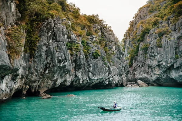 Malerischer Blick Auf Felsen Und Lokale Fischerboot Der Long Bucht — Stockfoto