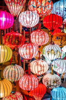 Geleneksel renkli fenerler, Hoi An Antik Kenti - UNESCO Dünya Mirası Sitesi 'nin eski caddesine ışık tutuyordu. Vietnam 2019.
