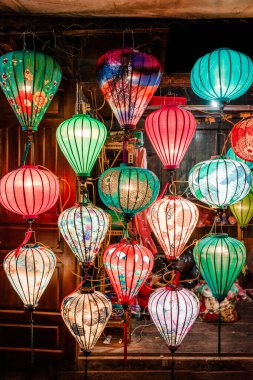 Geleneksel renkli fenerler, Hoi An Antik Kenti - UNESCO Dünya Mirası Sitesi 'nin eski caddesine ışık tutuyordu. Vietnam 2019.