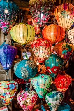 Geleneksel renkli fenerler, Hoi An Antik Kenti - UNESCO Dünya Mirası Sitesi 'nin eski caddesine ışık tutuyordu. Vietnam 2019.