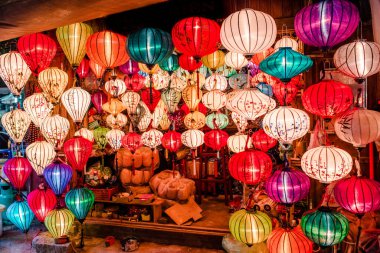 Geleneksel renkli fenerler, Hoi An Antik Kenti - UNESCO Dünya Mirası Sitesi 'nin eski caddesine ışık tutuyordu. Vietnam 2019.