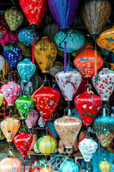 Geleneksel renkli fenerler, Hoi An Antik Kenti - UNESCO Dünya Mirası Sitesi 'nin eski caddesine ışık tutuyordu. Vietnam 2019.