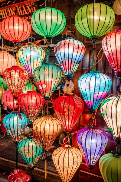 Geleneksel renkli fenerler, Hoi An Antik Kenti - UNESCO Dünya Mirası Sitesi 'nin eski caddesine ışık tutuyordu. Vietnam 2019.