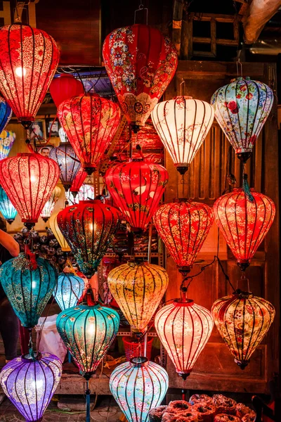 Geleneksel renkli fenerler, Hoi An Antik Kenti - UNESCO Dünya Mirası Sitesi 'nin eski caddesine ışık tutuyordu. Vietnam 2019.