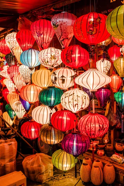 Geleneksel renkli fenerler, Hoi An Antik Kenti - UNESCO Dünya Mirası Sitesi 'nin eski caddesine ışık tutuyordu. Vietnam 2019.