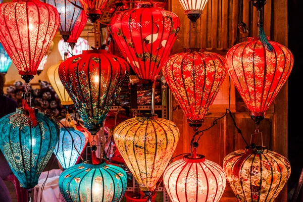 Des Lanternes Colorées Traditionnelles Éclairent Vieille Rue Hoi Ancient Town Photos De Stock Libres De Droits