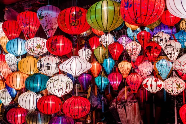Des Lanternes Colorées Traditionnelles Éclairent Vieille Rue Hoi Ancient Town Images De Stock Libres De Droits