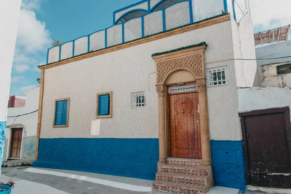 Udaia 'lı Kasbah' da (Medina) güneşli bir günde mavi ve beyaz dar sokaklar. UNESCO miras sitesi. Rabat, Fas