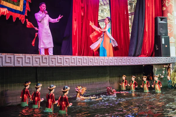 Hanoi, Vietnam; 6 Aralık 2020. Su kuklaları, Kuzey Vietnam 'ın Kızıl Nehir Deltası' ndaki köylerden gelen 11. yüzyıla kadar uzanan bir gelenektir.