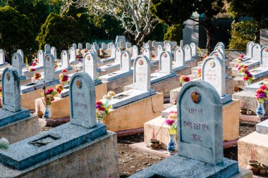 Hai Boi, Quang Tri, Vietnam 27 Aralık 2019 Truong Son şehitliğinde bir sürü Vietnamlı mezarı